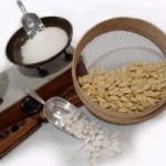 Mandorle di Avola e zucchero: gli ingredienti dei nostri confetti artigianali Gli ingredienti dei confetti artigianali